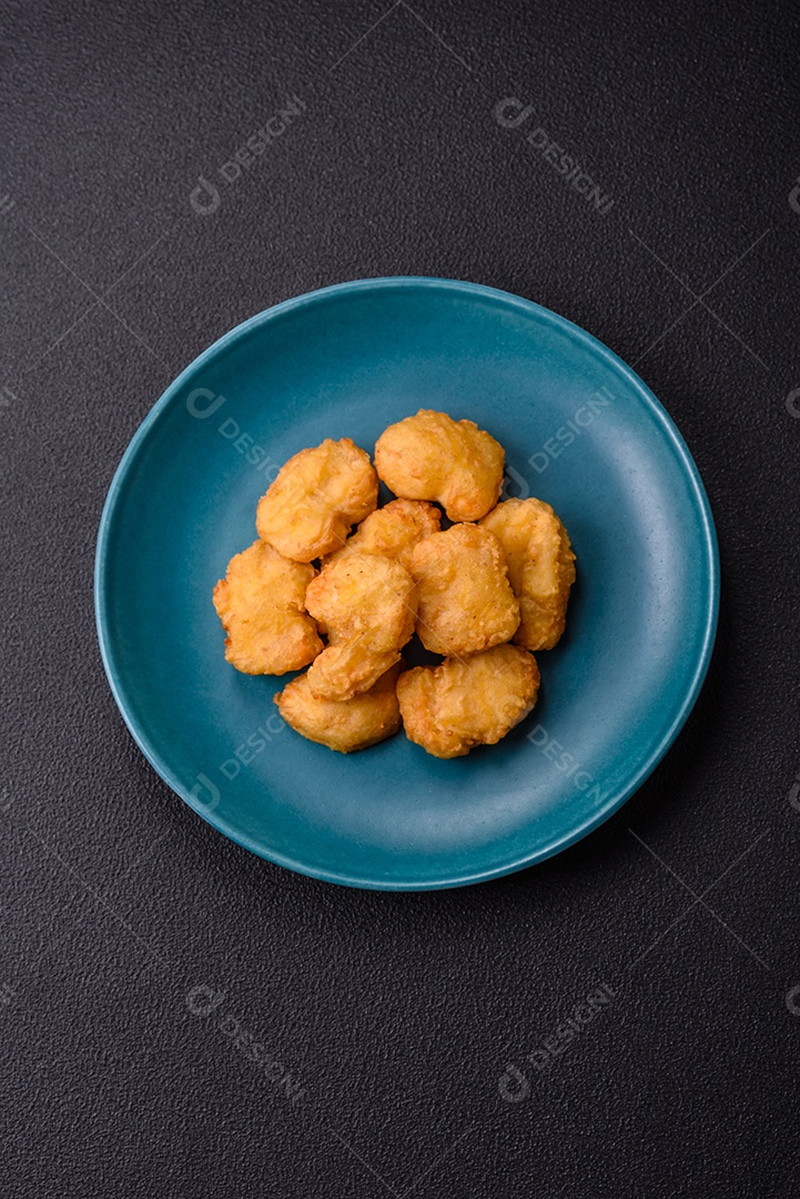 Nuggets de frango frito em um prato mesa concreto