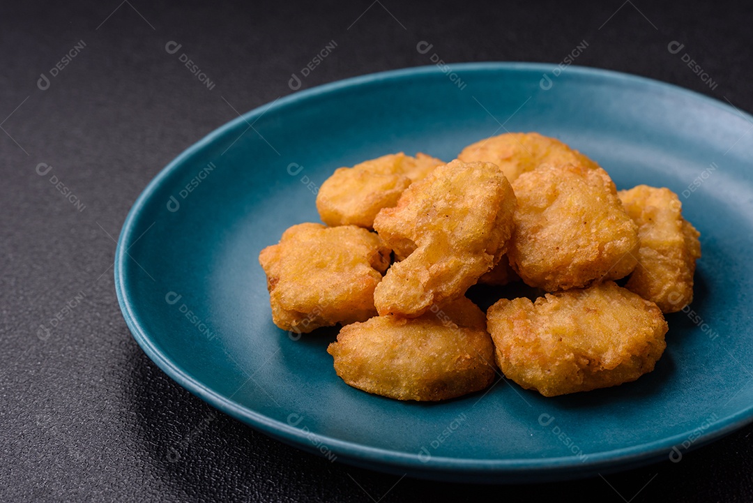 Nuggets de frango frito em um prato mesa concreto