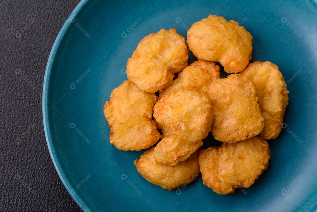 Nuggets de frango frito em um prato mesa concreto