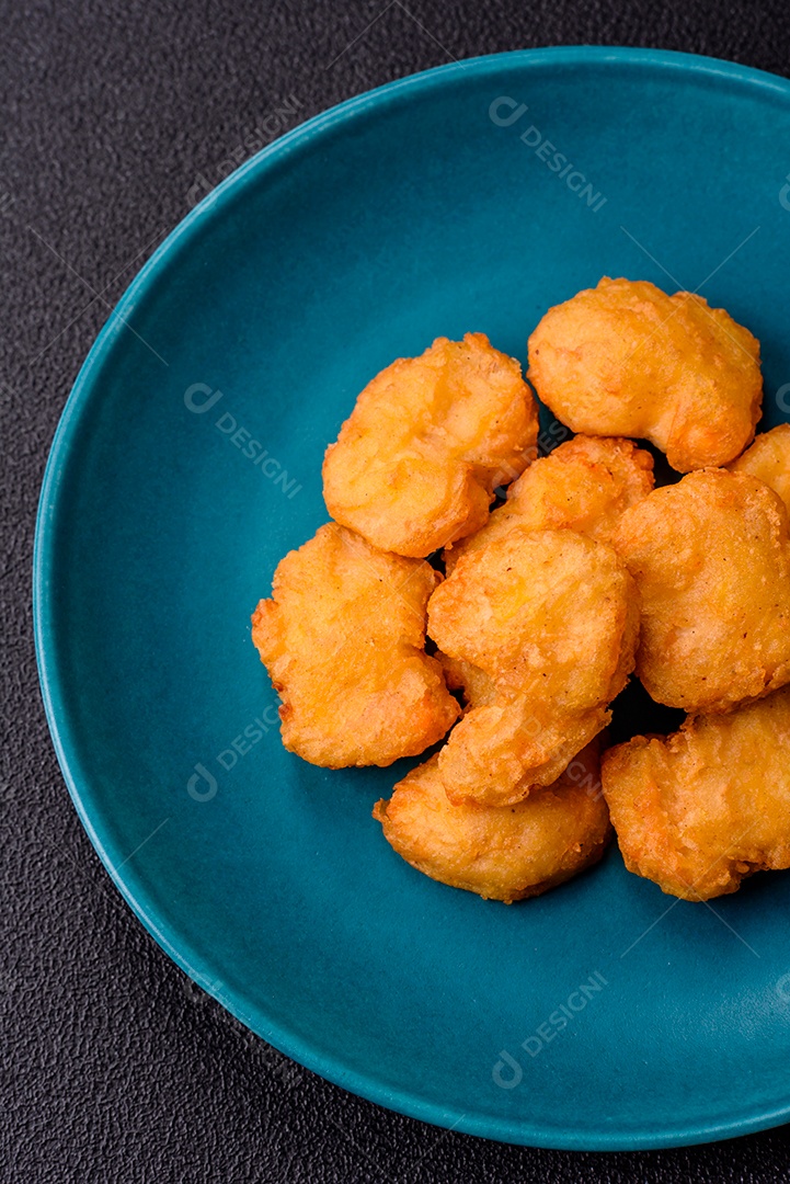 Nuggets de frango frito em um prato mesa concreto