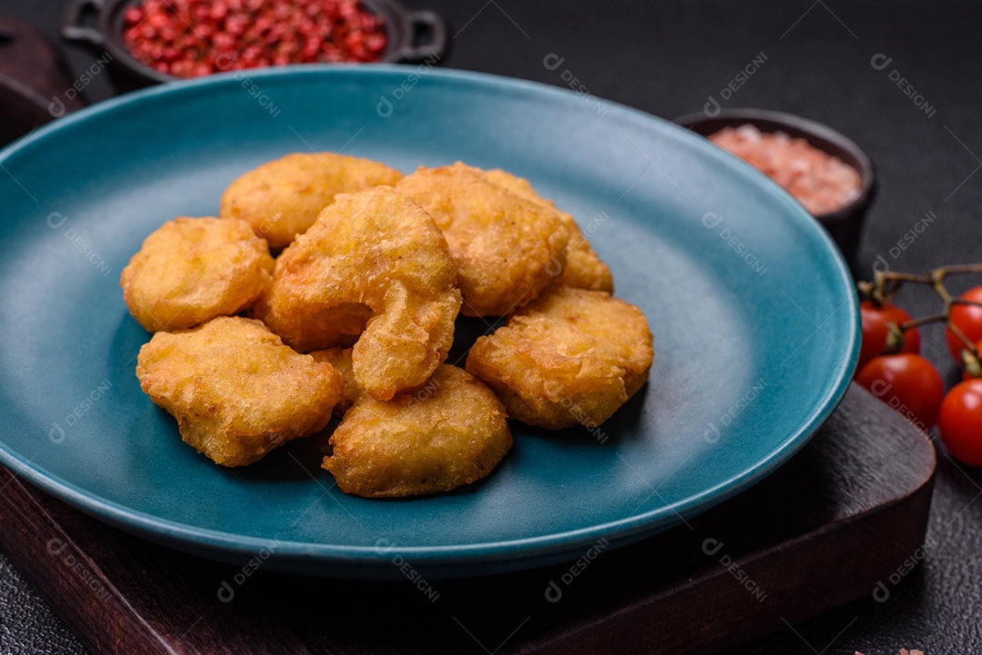 Nuggets de frango frito em um prato mesa concreto