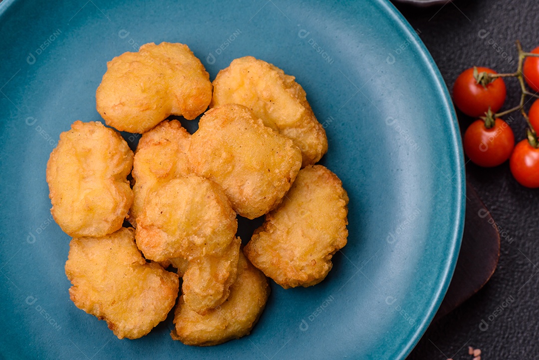 Nuggets de frango frito em um prato mesa concreto