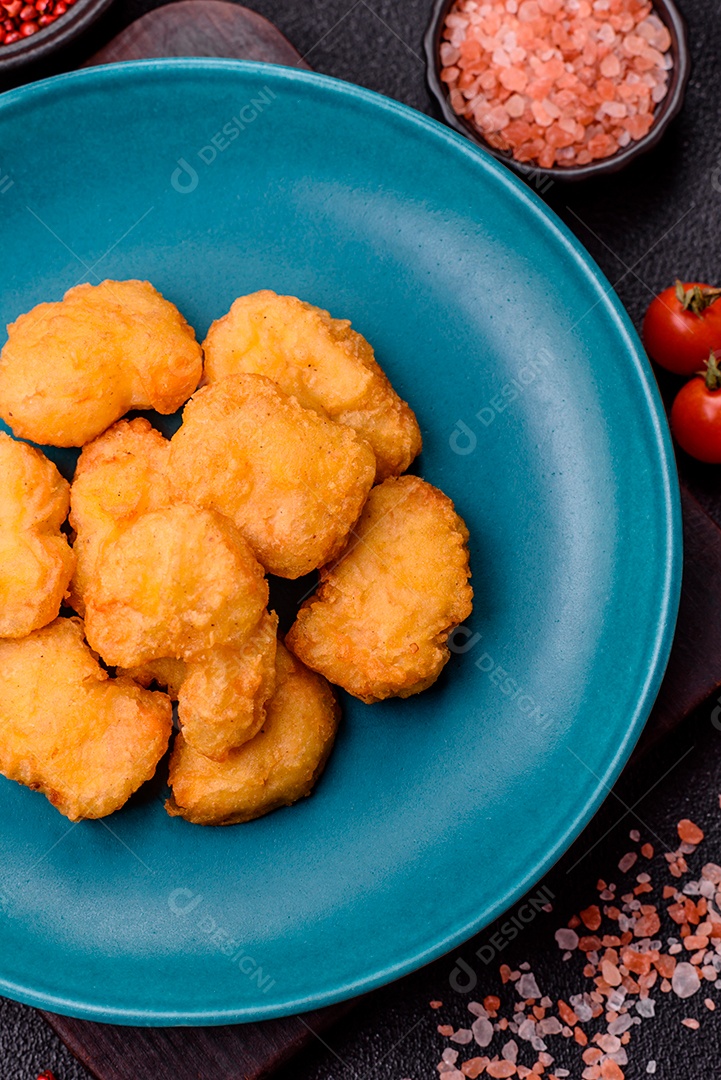 Nuggets de frango frito em um prato mesa concreto
