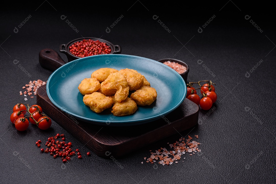 Nuggets de frango frito em um prato mesa concreto