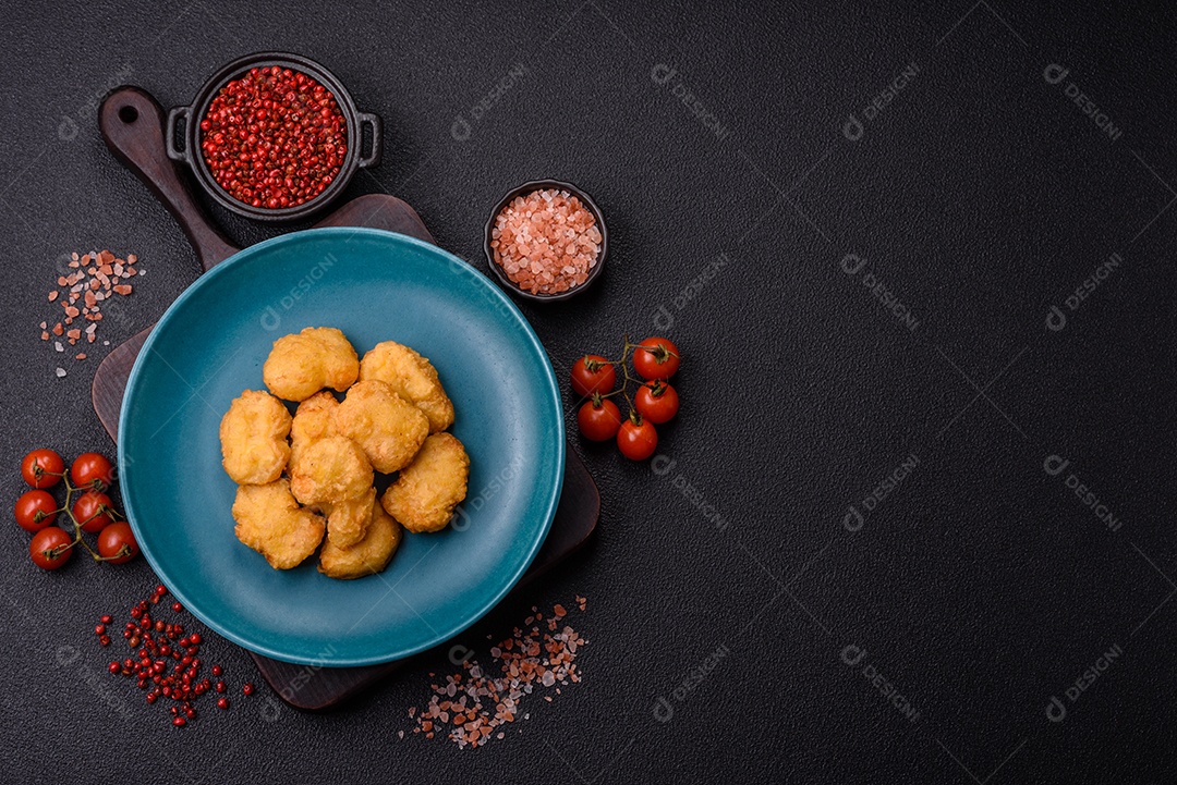 Nuggets de frango frito em um prato mesa concreto
