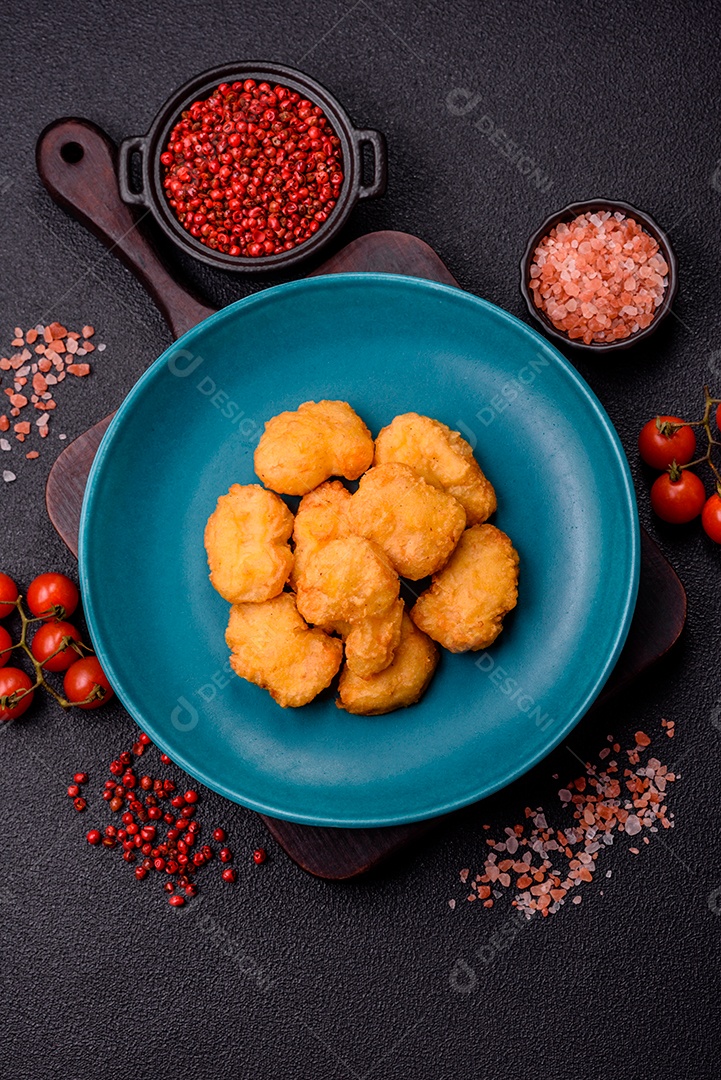 Nuggets de frango frito em um prato mesa concreto