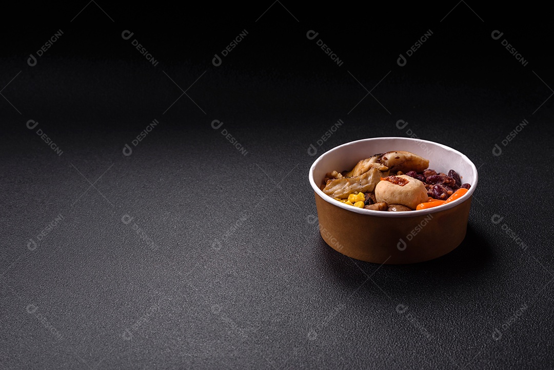 Legumes e verduras em prato vegetariano em uma mesa