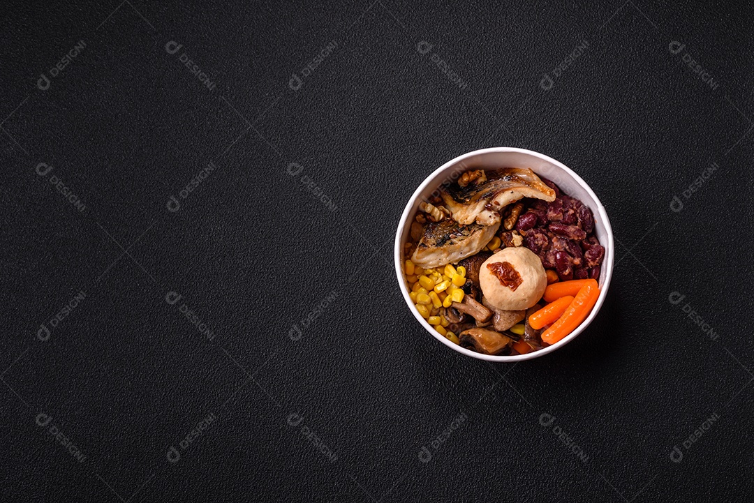 Legumes e verduras em prato vegetariano em uma mesa Legumes e verduras em prato vegetariano em uma mesa