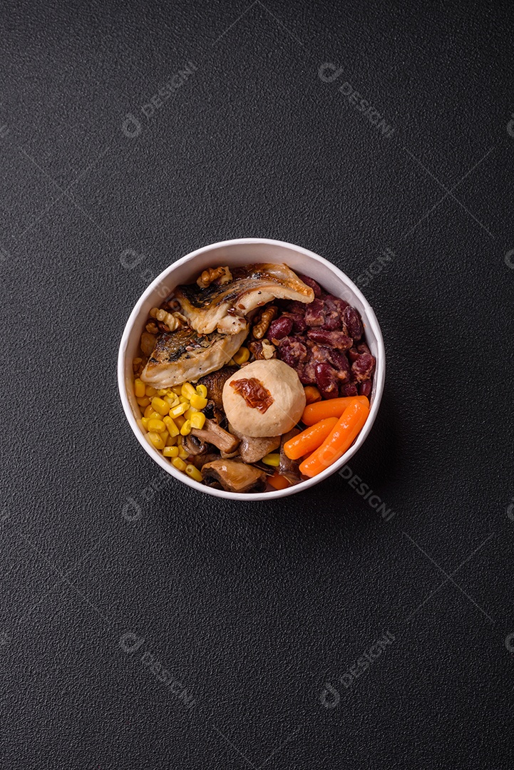 Legumes e verduras em prato vegetariano em uma mesa