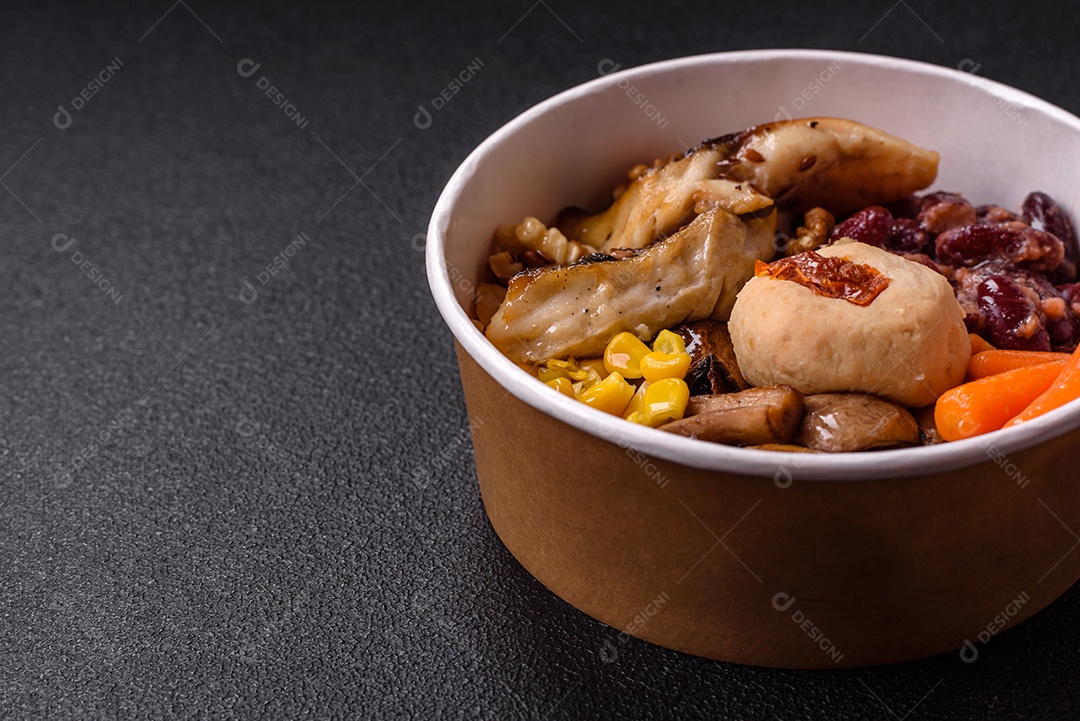 Legumes e verduras em prato vegetariano em uma mesa