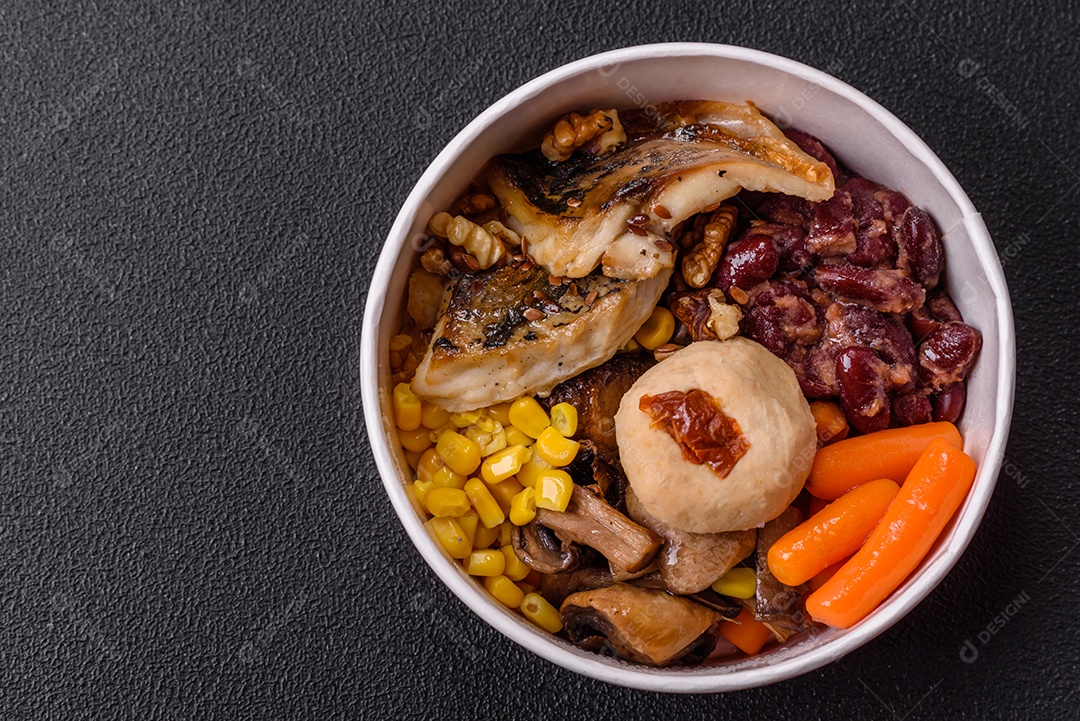 Legumes e verduras em prato vegetariano em uma mesa