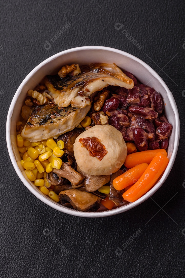 Legumes e verduras em prato vegetariano em uma mesa