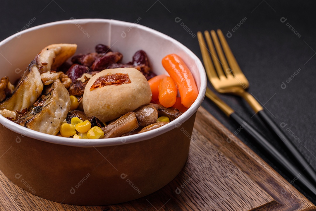 Legumes e verduras em prato vegetariano em uma mesa