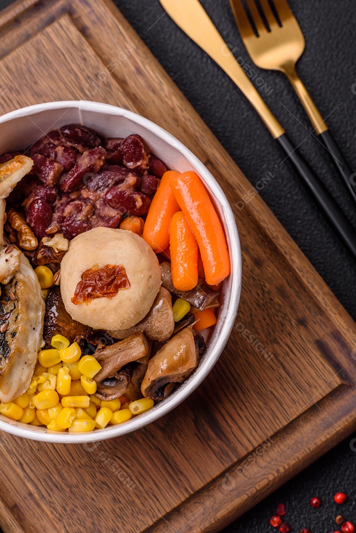 Legumes e verduras em prato vegetariano em uma mesa