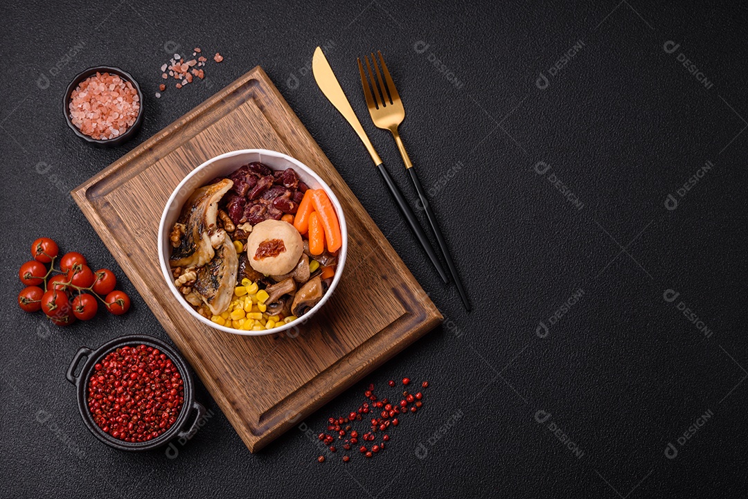 Legumes e verduras em prato vegetariano em uma mesa