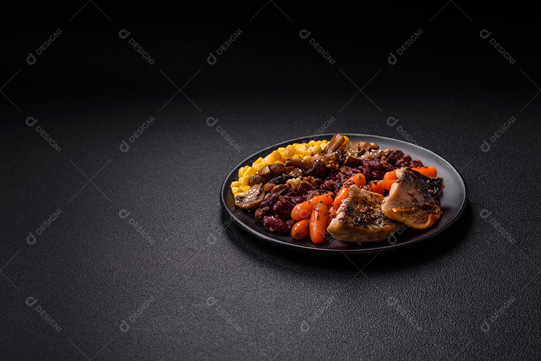 Legumes e verduras em prato vegetariano em uma mesa