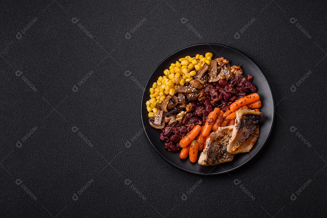 Legumes e verduras em prato vegetariano em uma mesa