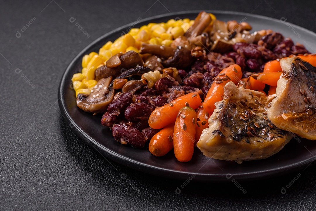 Legumes e verduras em prato vegetariano em uma mesa