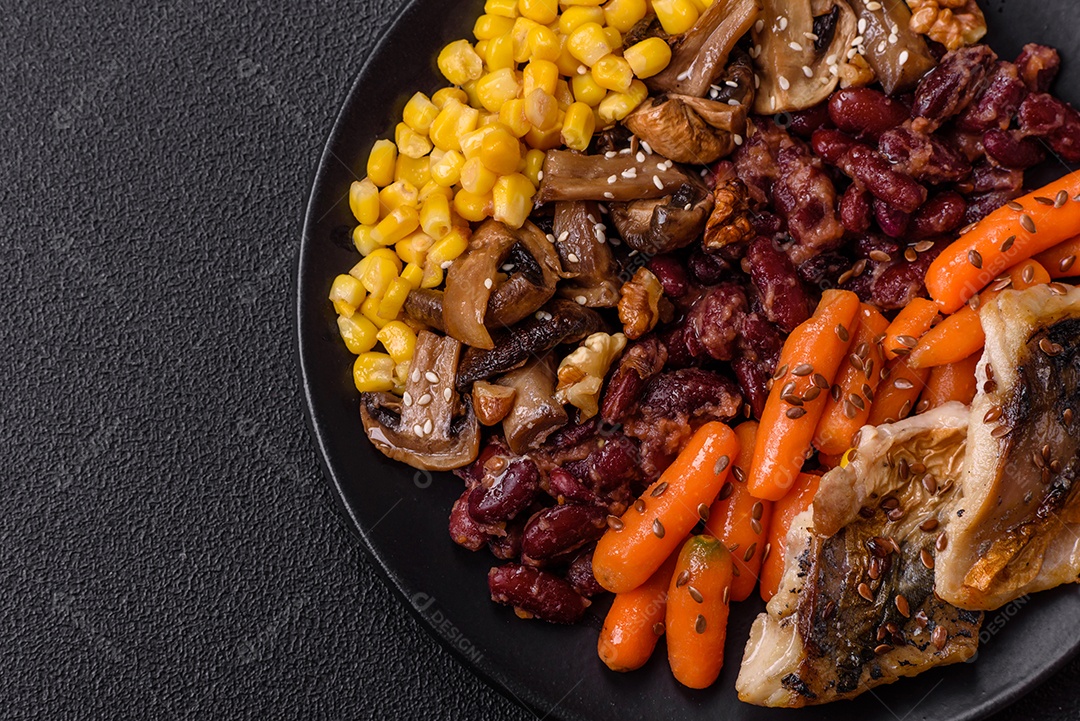 Legumes e verduras em prato vegetariano em uma mesa