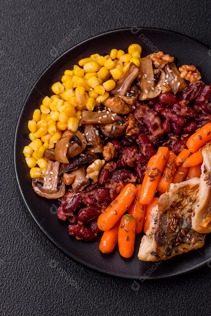 Legumes e verduras em prato vegetariano em uma mesa