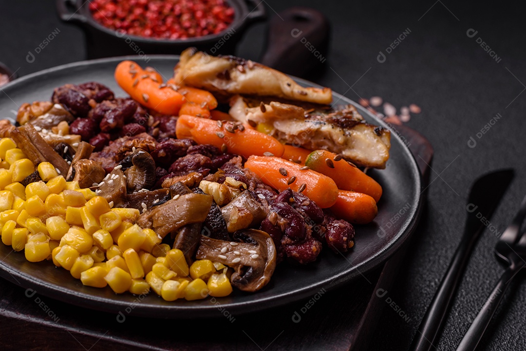 Legumes e verduras em prato vegetariano em uma mesa