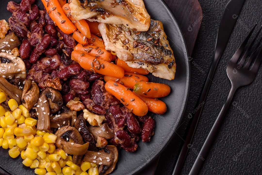Legumes e verduras em prato vegetariano em uma mesa de concreto