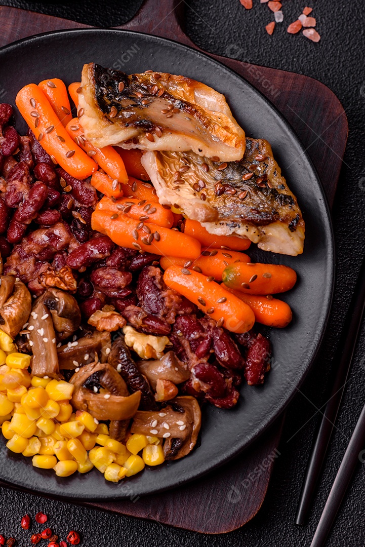 Legumes e verduras em prato vegetariano em uma mesa de concreto