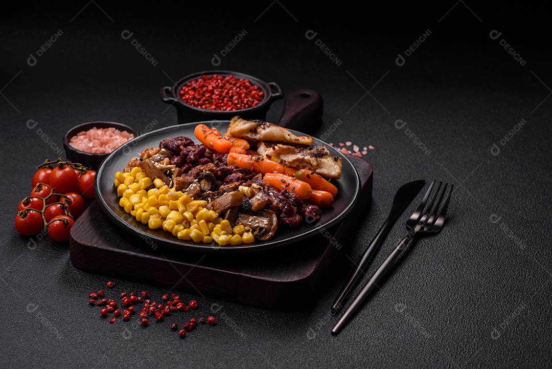 Legumes e verduras em prato vegetariano em uma mesa de concreto