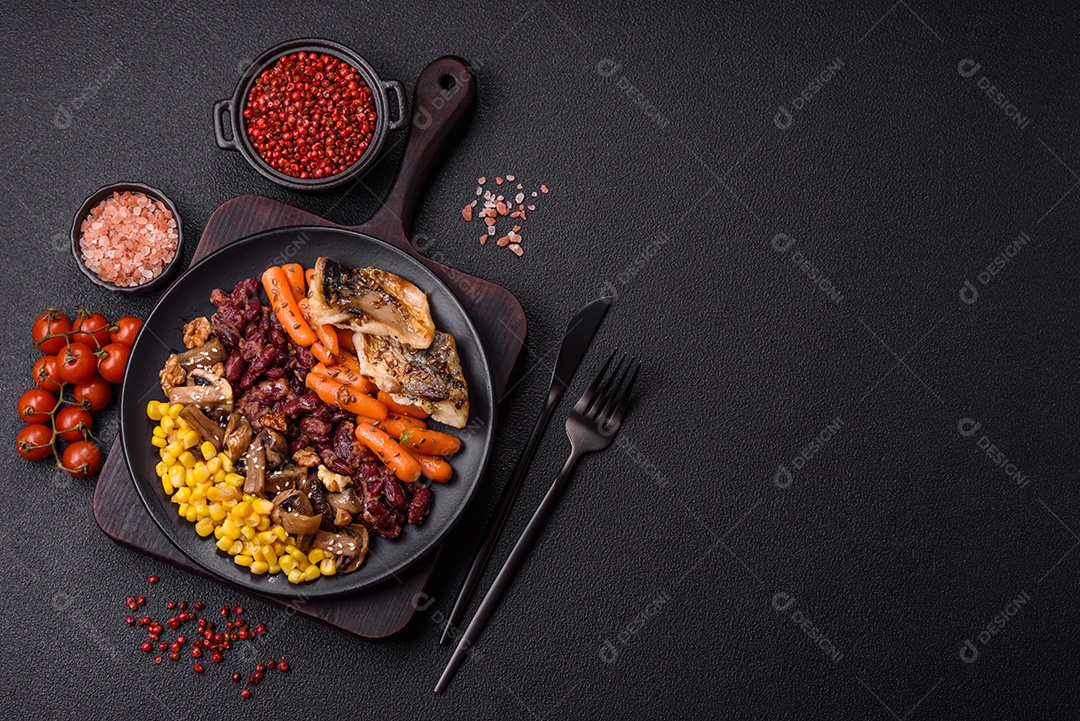 Legumes e verduras em prato vegetariano em uma mesa de concreto