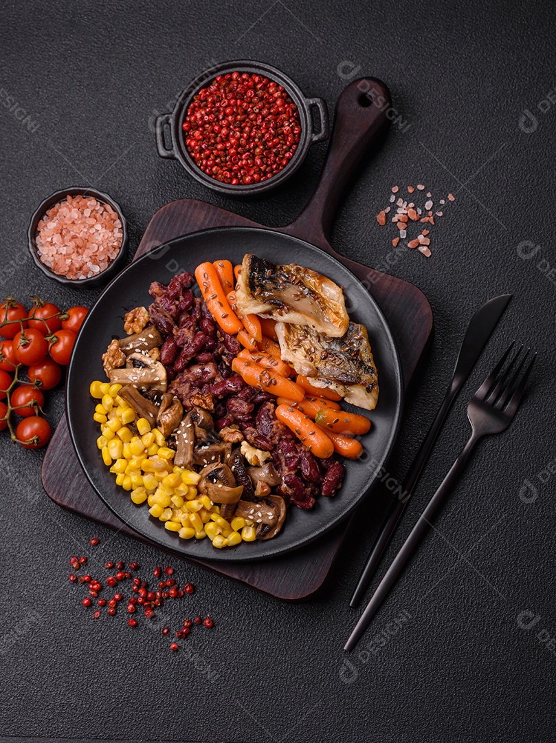 Legumes e verduras em prato vegetariano em uma mesa de concreto