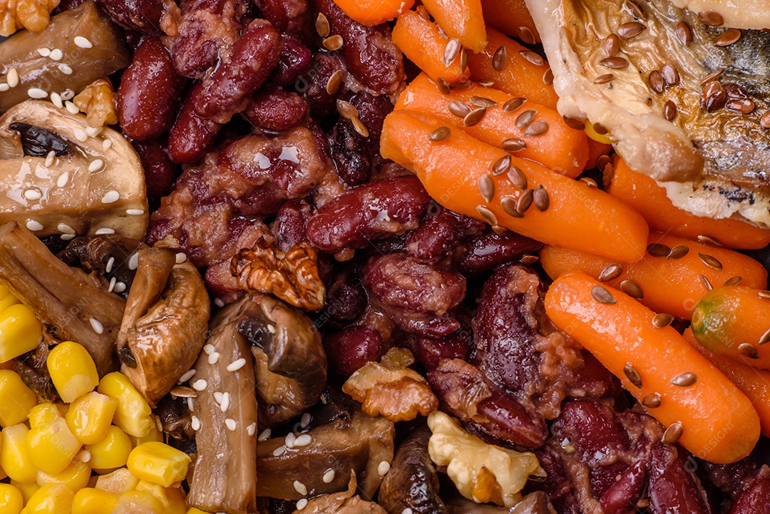 Legumes e verduras em prato vegetariano em uma mesa de concreto