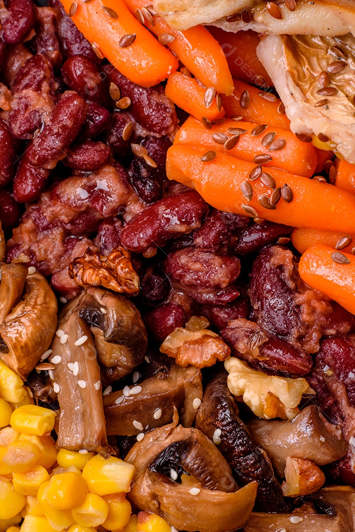 Legumes e verduras em prato vegetariano em uma mesa de concreto