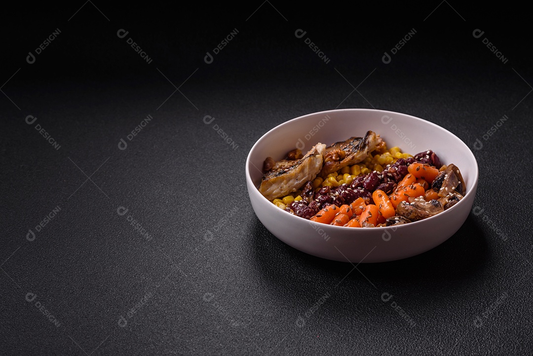 Legumes e verduras em prato vegetariano em uma mesa de concreto