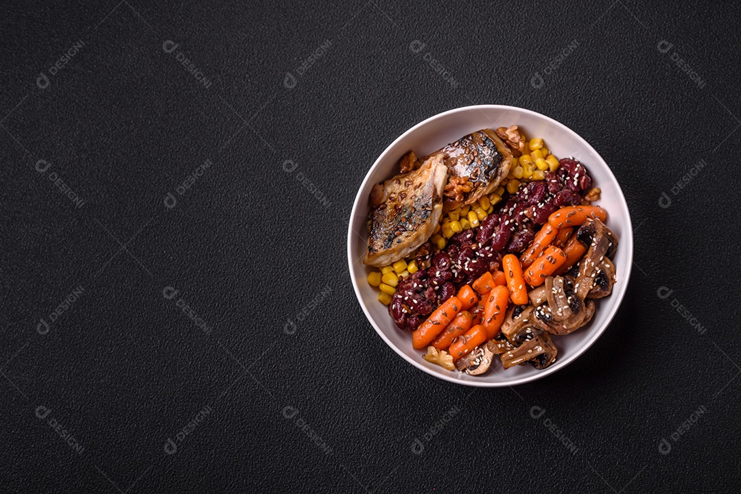Legumes e verduras em prato vegetariano em uma mesa de concreto