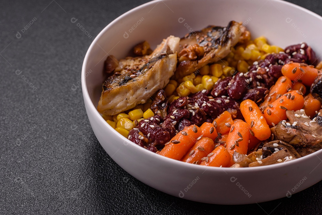 Legumes e verduras em prato vegetariano em uma mesa de concreto