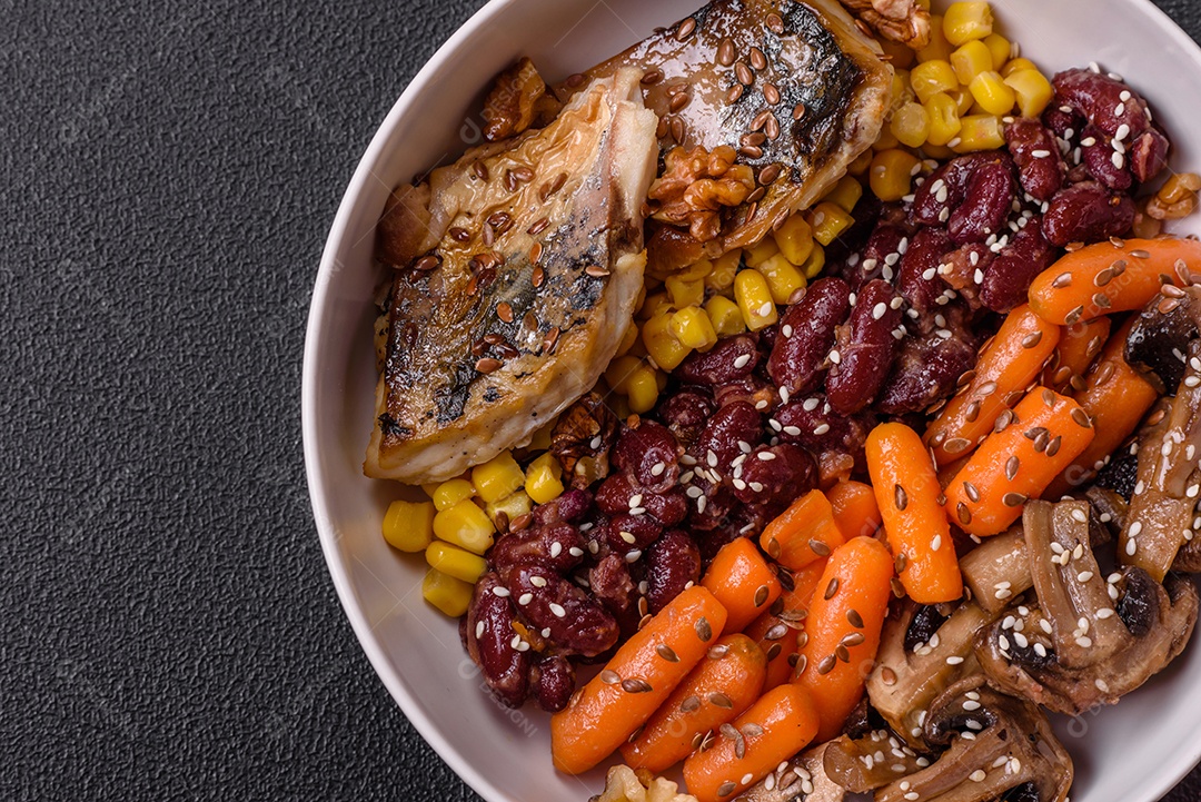 Legumes e verduras em prato em uma mesa de concreto