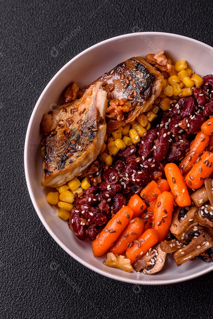 Legumes e verduras em prato vegetariano em uma mesa de concreto
