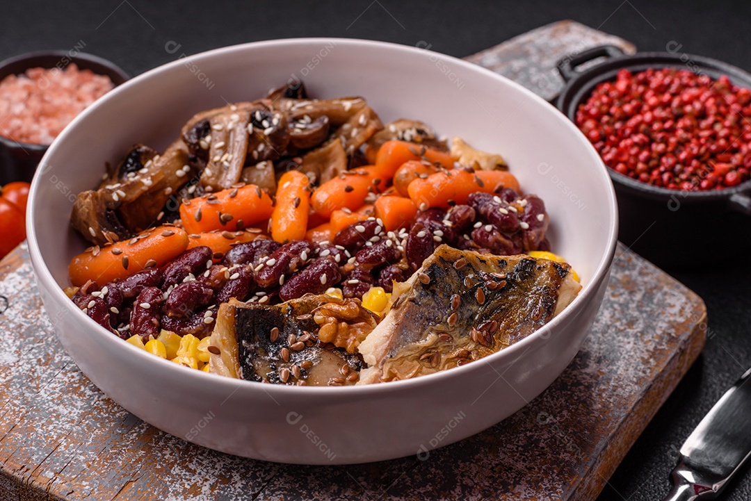 Legumes e verduras em prato vegetariano em uma mesa