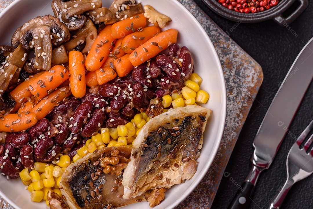 Legumes e verduras em prato vegetariano em uma mesa