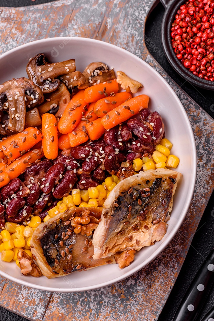 Legumes e verduras em prato em uma mesa de concreto