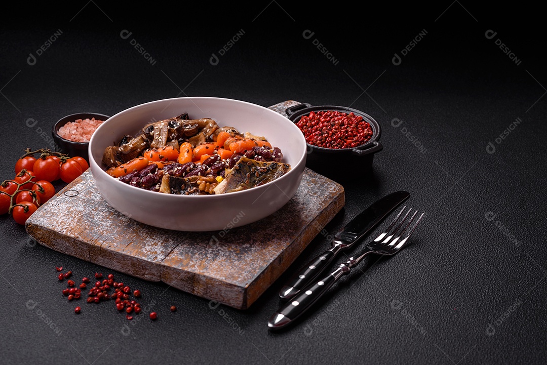 Legumes e verduras em prato em uma mesa de concreto