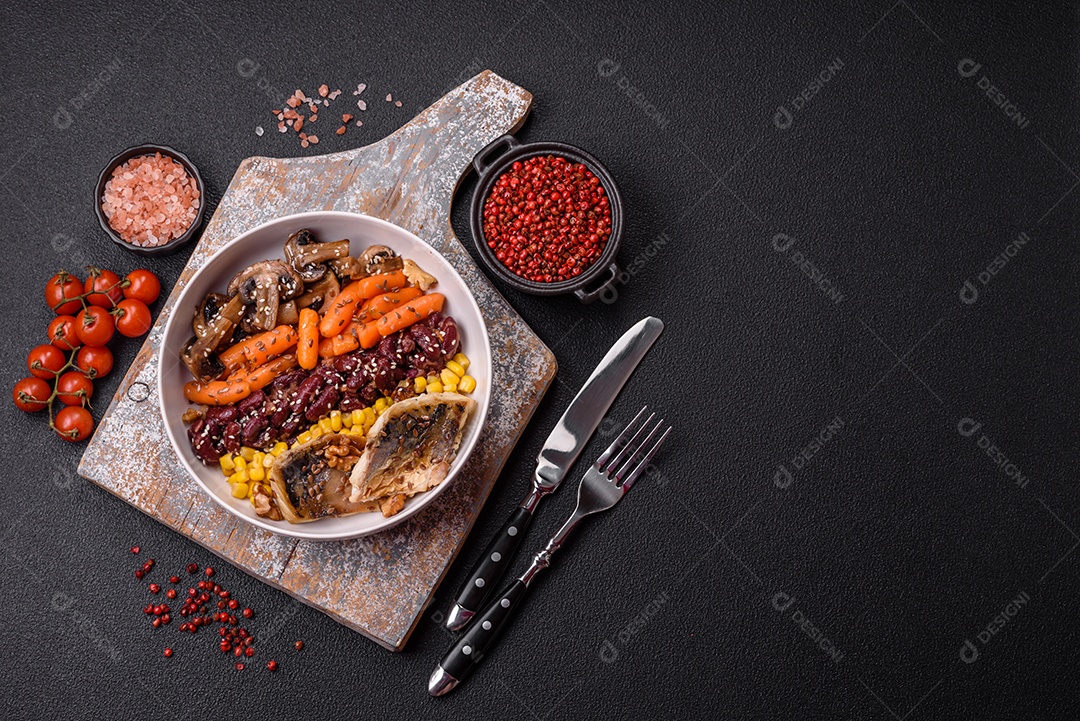 Legumes e verduras em prato em uma mesa de concreto