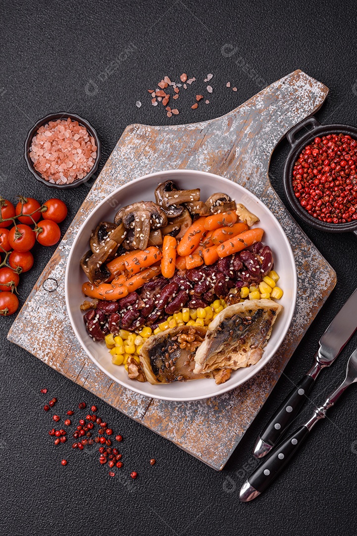 Legumes e verduras em prato em uma mesa de concreto