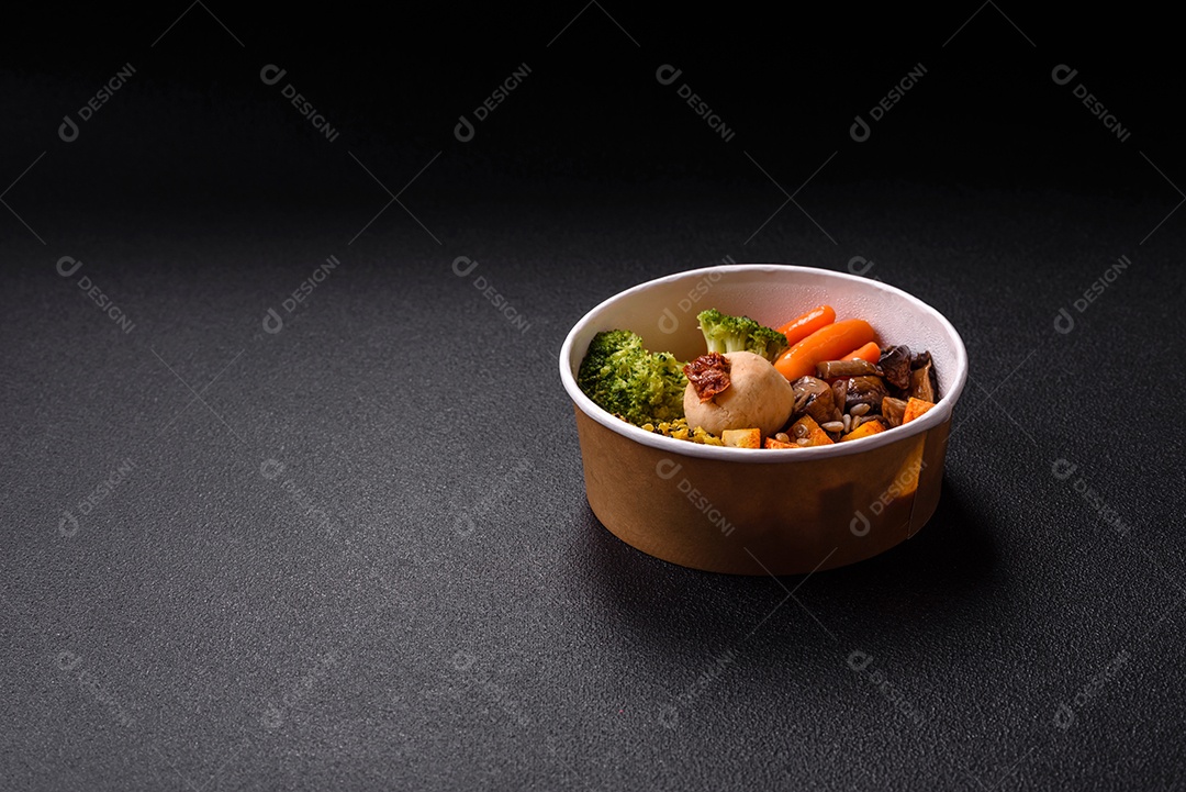 Legumes e verduras em prato em uma mesa de concreto