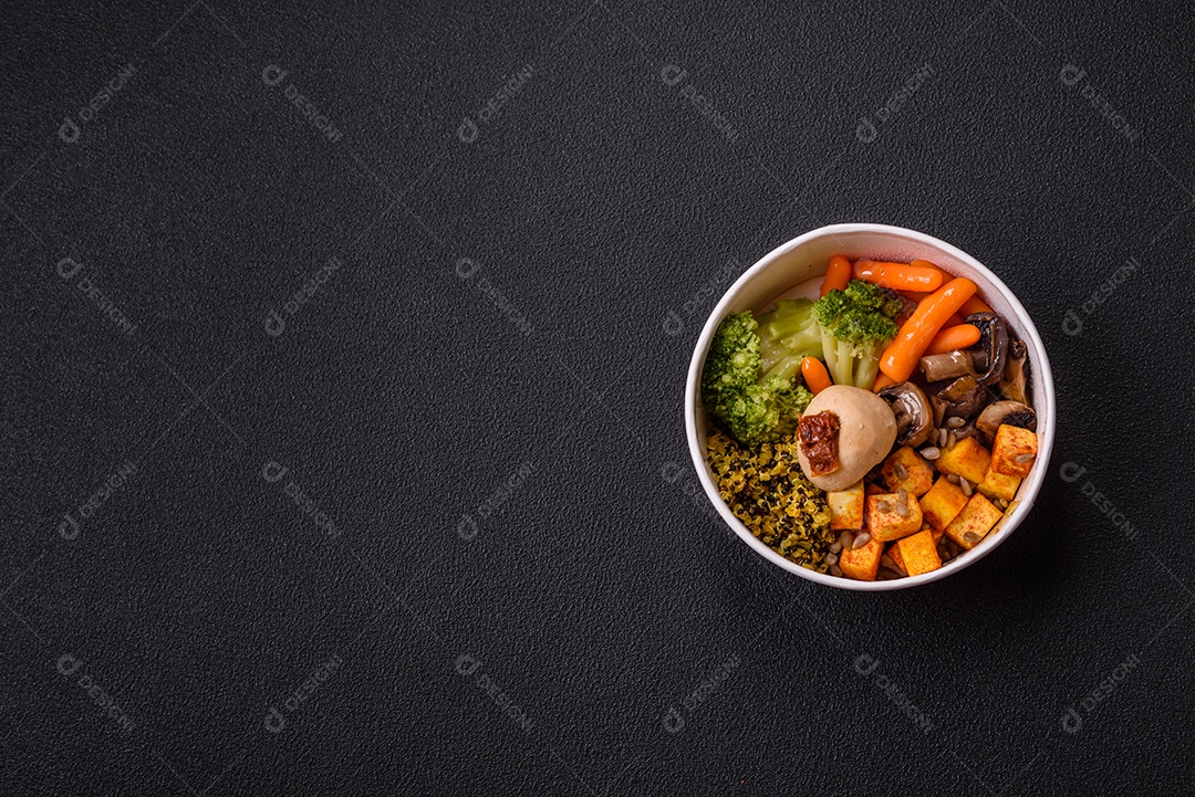 Legumes e verduras em prato em uma mesa de concreto