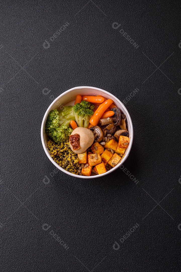 Legumes e verduras em prato em uma mesa de concreto