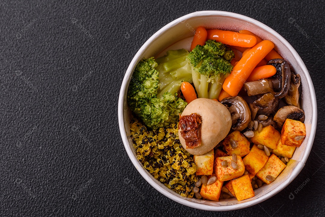 Legumes e verduras em prato em uma mesa de concreto