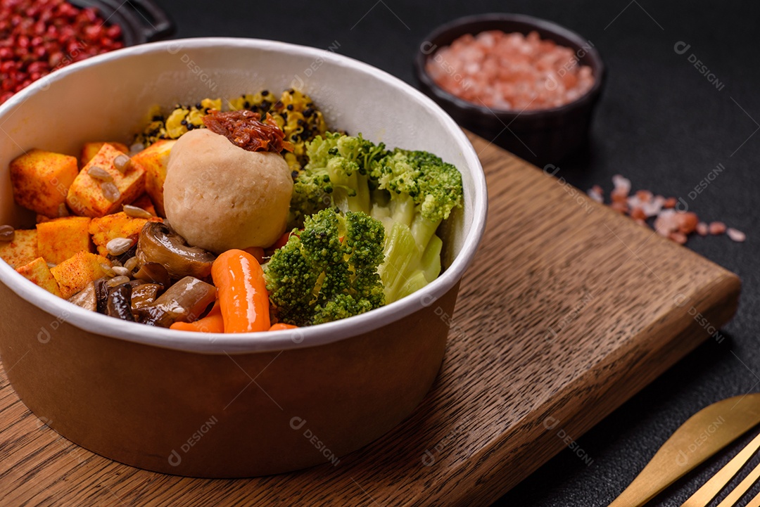 Legumes e verduras em prato em uma mesa de concreto