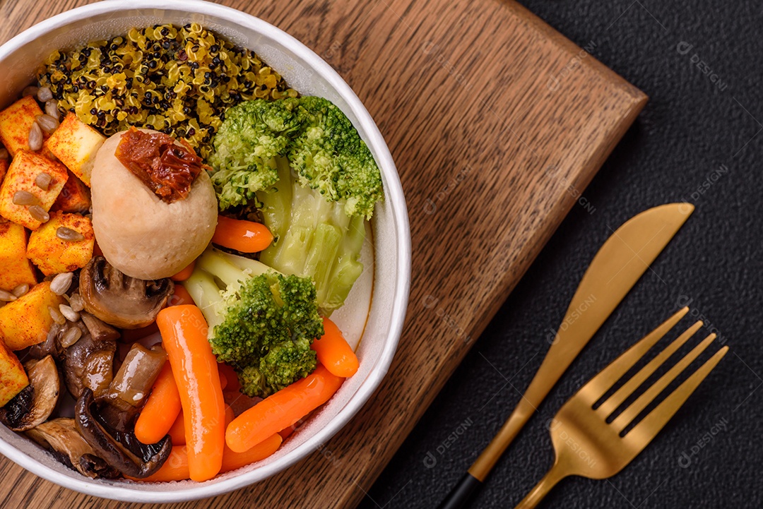 Legumes e verduras em prato em uma mesa de concreto