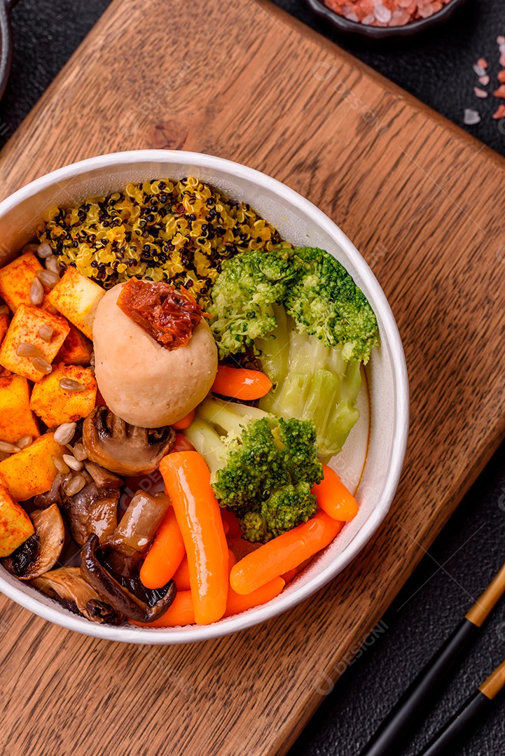 Legumes e verduras em prato em uma mesa de concreto